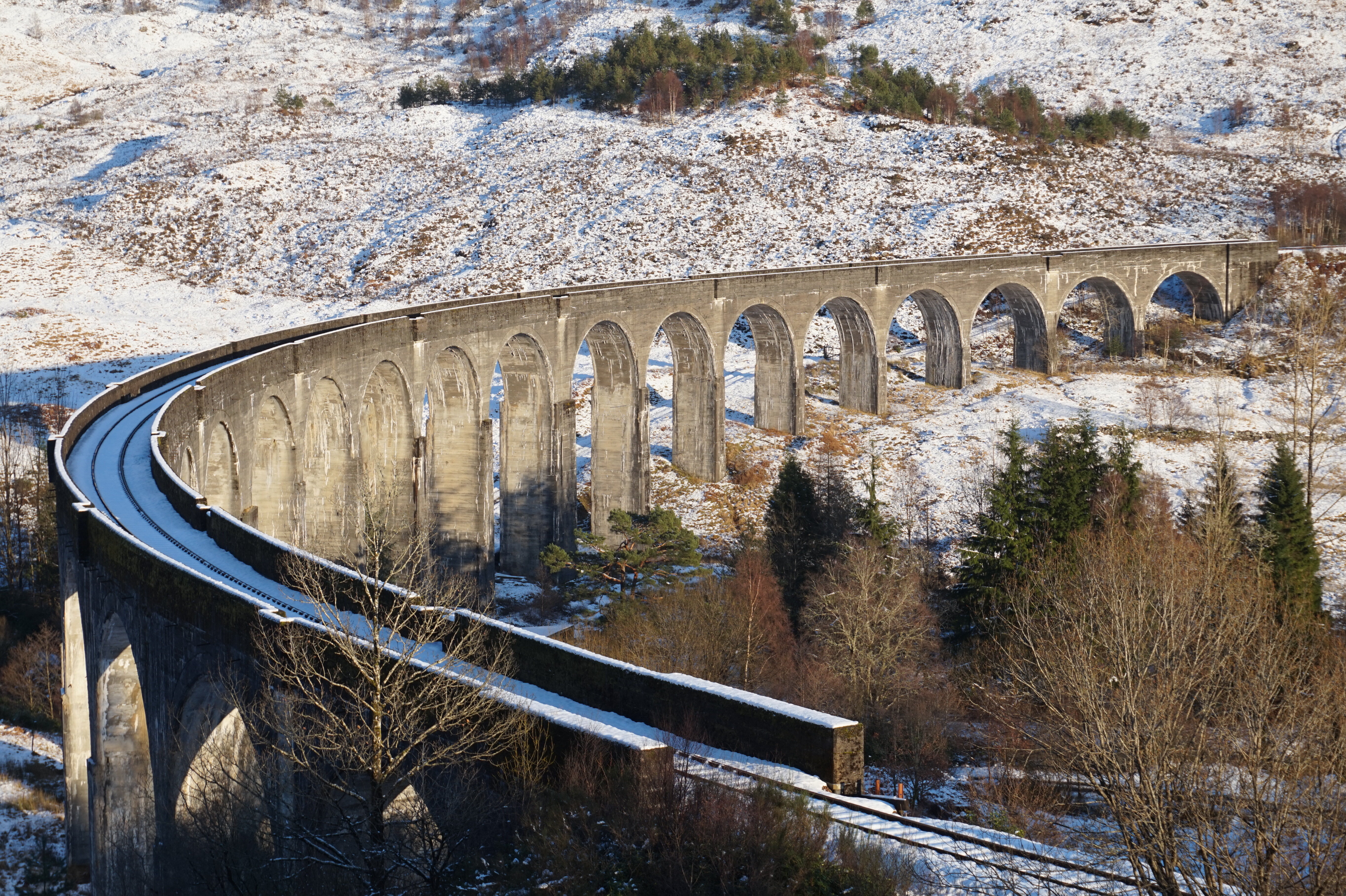 英国インバネス発、アーカート城、グレンフィナン高架橋、マレーグワンデーツアーTrip.com