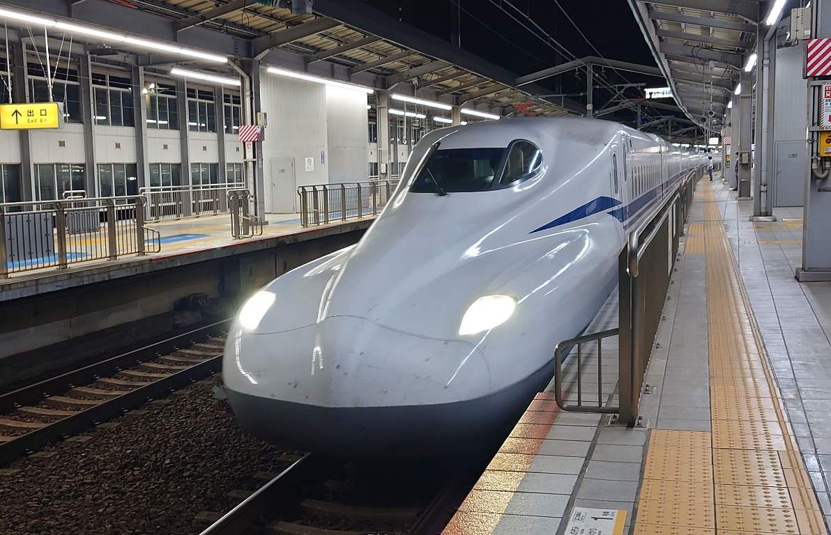 山陽新幹線、走行中の700系でボンネット破損 トンネル内で人と接触かレイルラボ ニュース