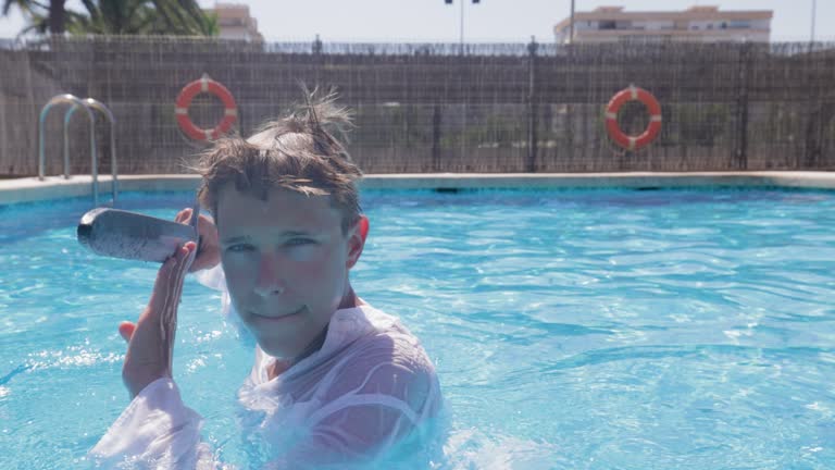 18,376 夜 プール Stock Videos,