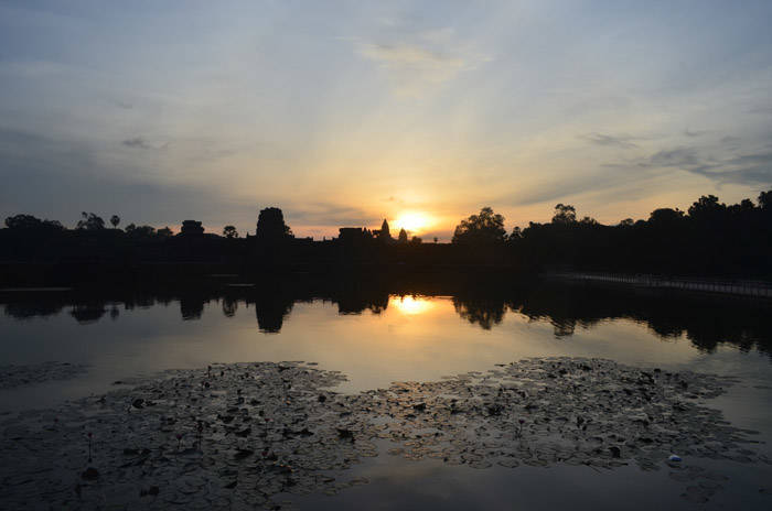 今日も女性1人旅にアンコールワット遺跡で朝日をご案内しております memokaonアンコールワット日本語ガイド カオーンと一緒