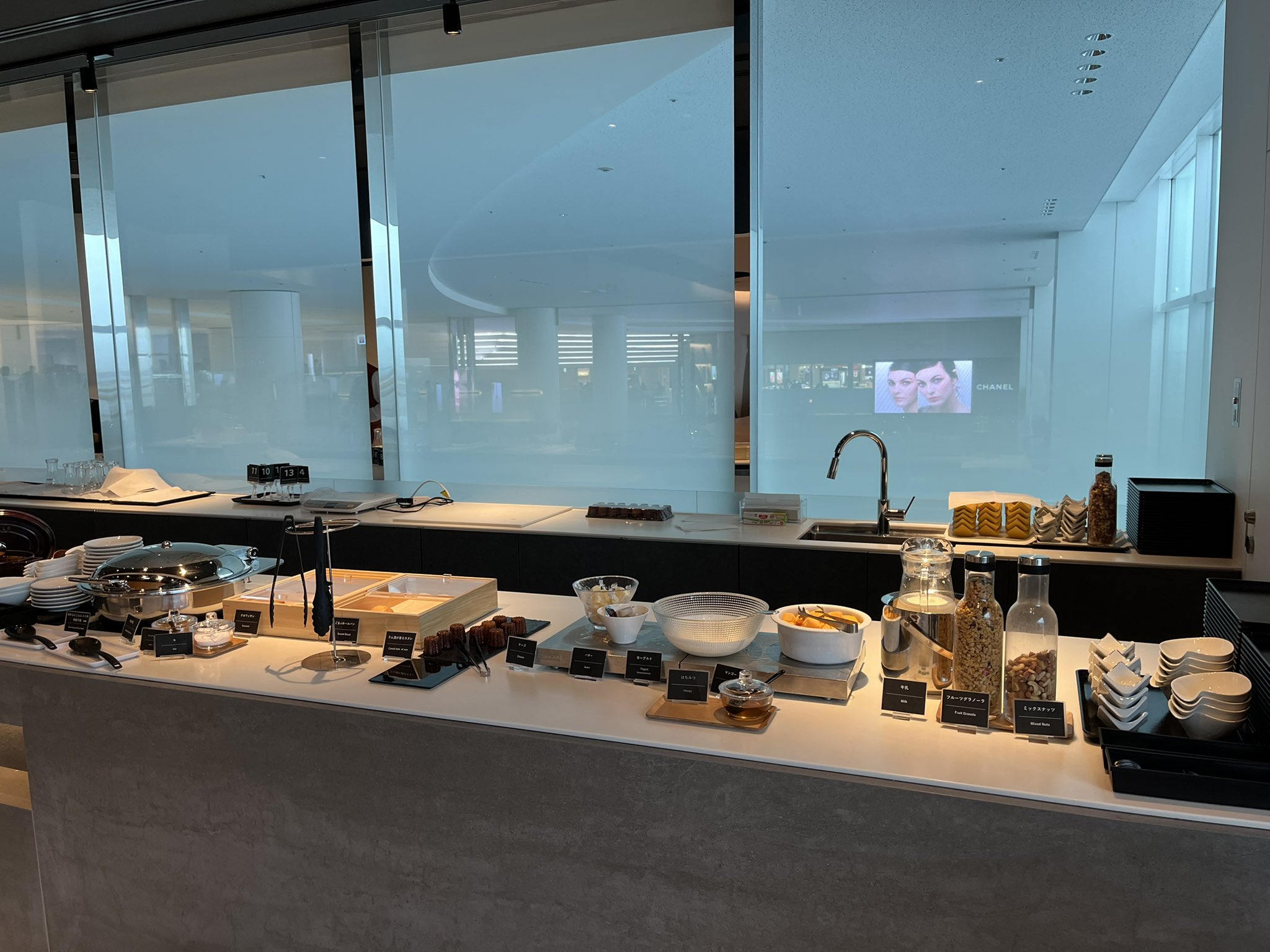 羽田空港第2ターミナル国際線 プライオリティパスで入れるPOWER LOUNGEPREMIUMでオーダー形式のセットメニューで食事してシャワーも利用 週末弾丸ソウル旅行2025年1月