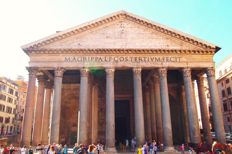 パンテオンとパンテオン前の噴水の完璧に計算された ？ 配置イタリアざんまい