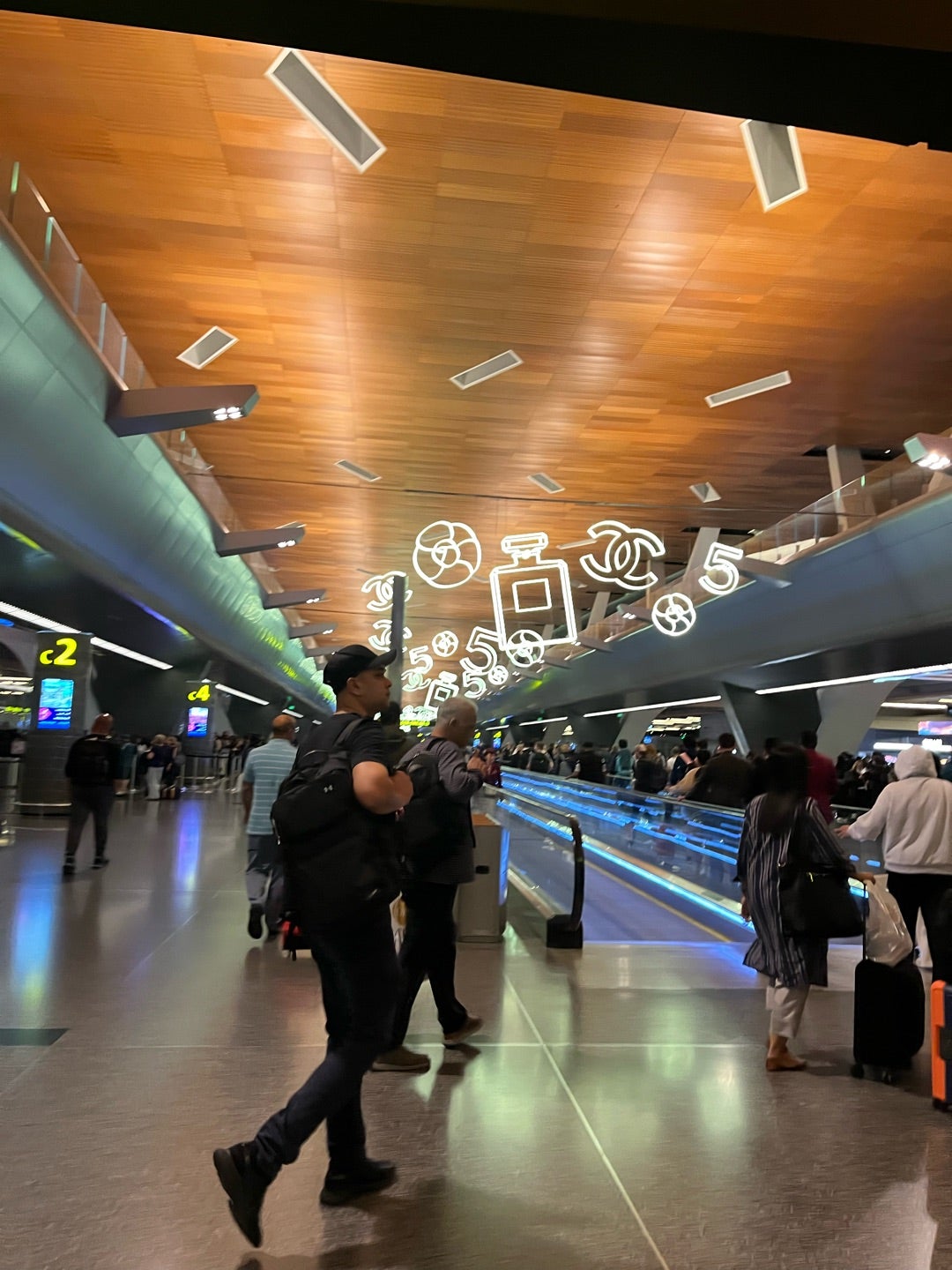 新ドーハ国際空港 ハマド国際空港 トランジット・ターミナルの写真素材FYI01492859ストックフォトの QleanMarket キュリンマーケット