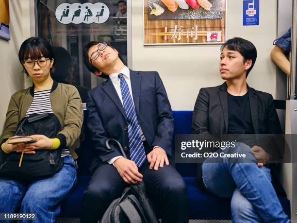 居眠り」は勤勉の証 オフィスで、電車で、道端で、寝ることにいそしむ日本人クーリエ・ジャポン