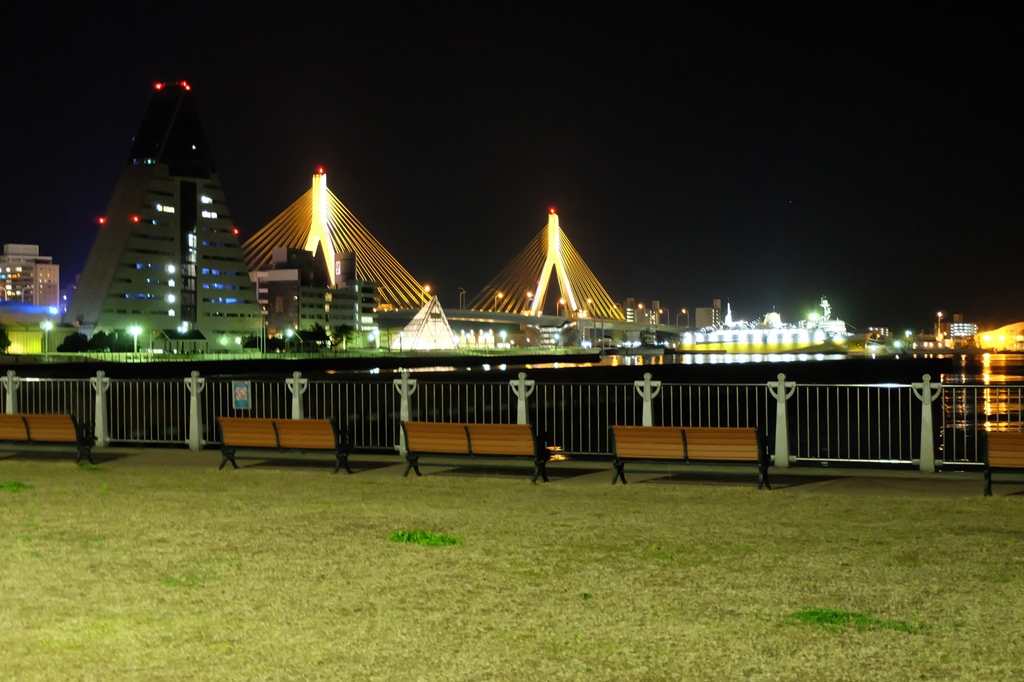 △ 青森ベイブリッジ ブリッジ主塔の照明がLEDになってライトアップを再開しました。 いろんな色を表現出来る照明です。