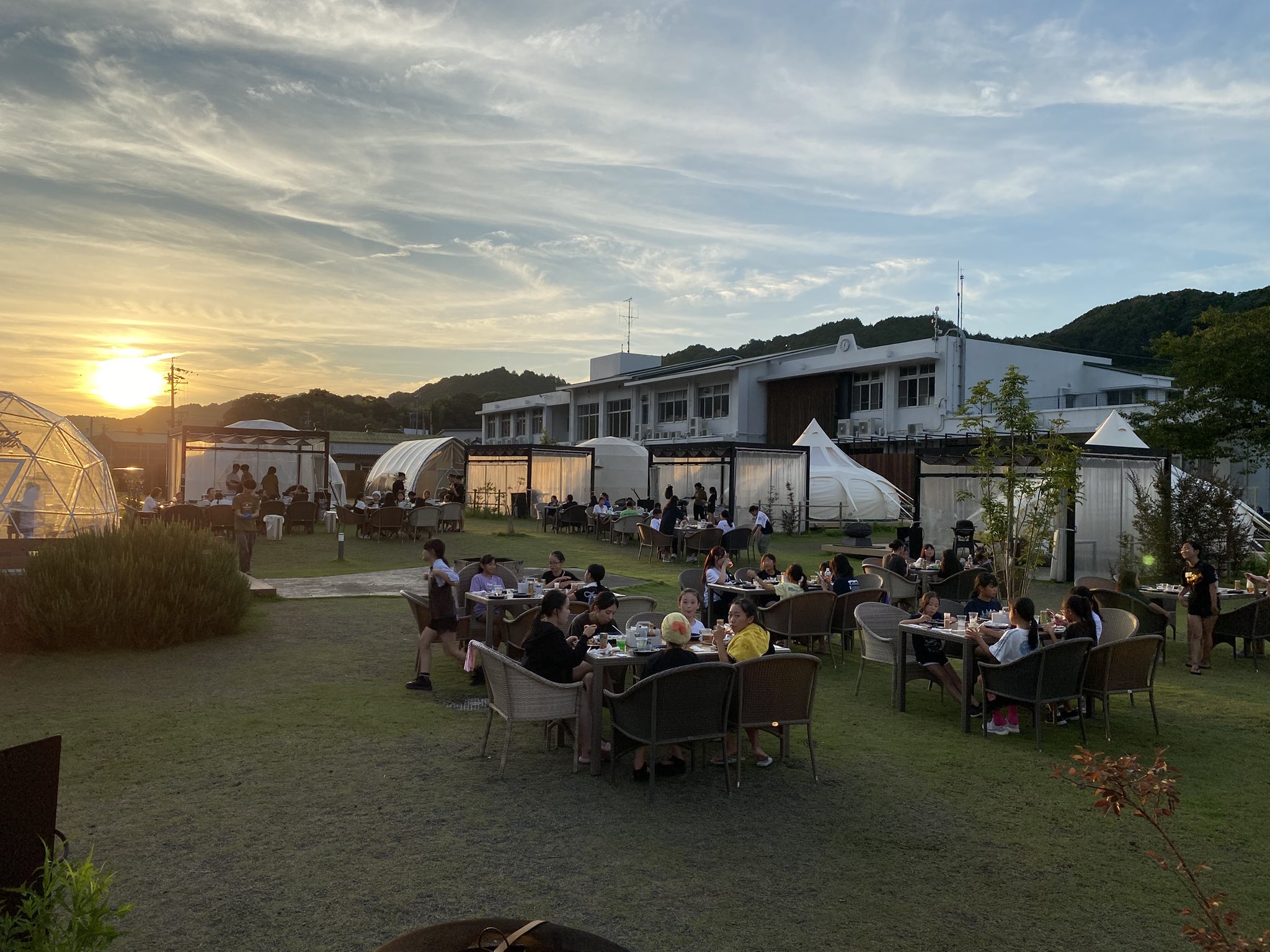 島田市 公式. 茶畑に囲まれたグランピング⛺️🍃 旧湯日小学校跡地をフルリノベーションした