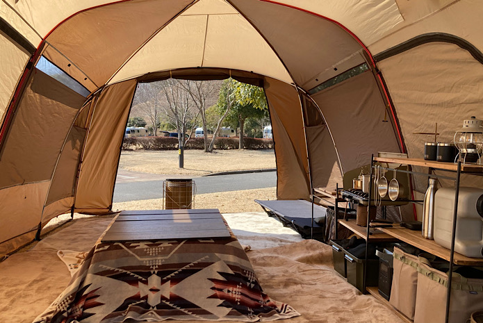 お座敷スタイルでキャンプを楽しむ！レイアウトや使用ギアなどを紹介しらキャンのキャンプブログ