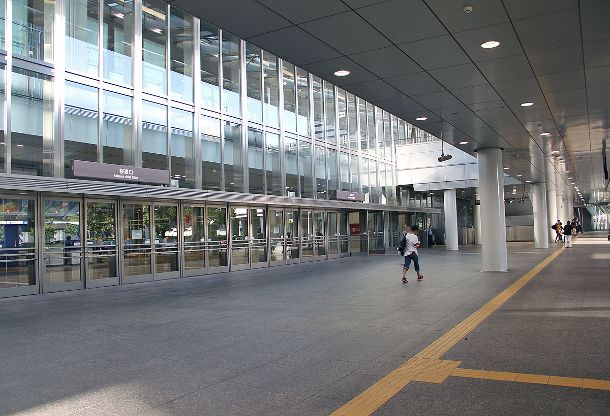 JR名古屋駅桜通口改札前コンコースに新たなデジタルサイネージが設置される！ 2017.3.20～4.9アーバンウォッチング