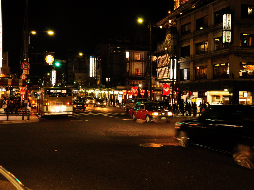 京都 夜景推しスポット 京都スタッフお勧め、イルミネーション、ライトアップ、静寂等、夜こそ見応えのある名所はここだ!!～東寺、二条城、知恩院、清水寺、伏見稲荷大社、花見小路通り、鴨川納涼床、宮川町など～