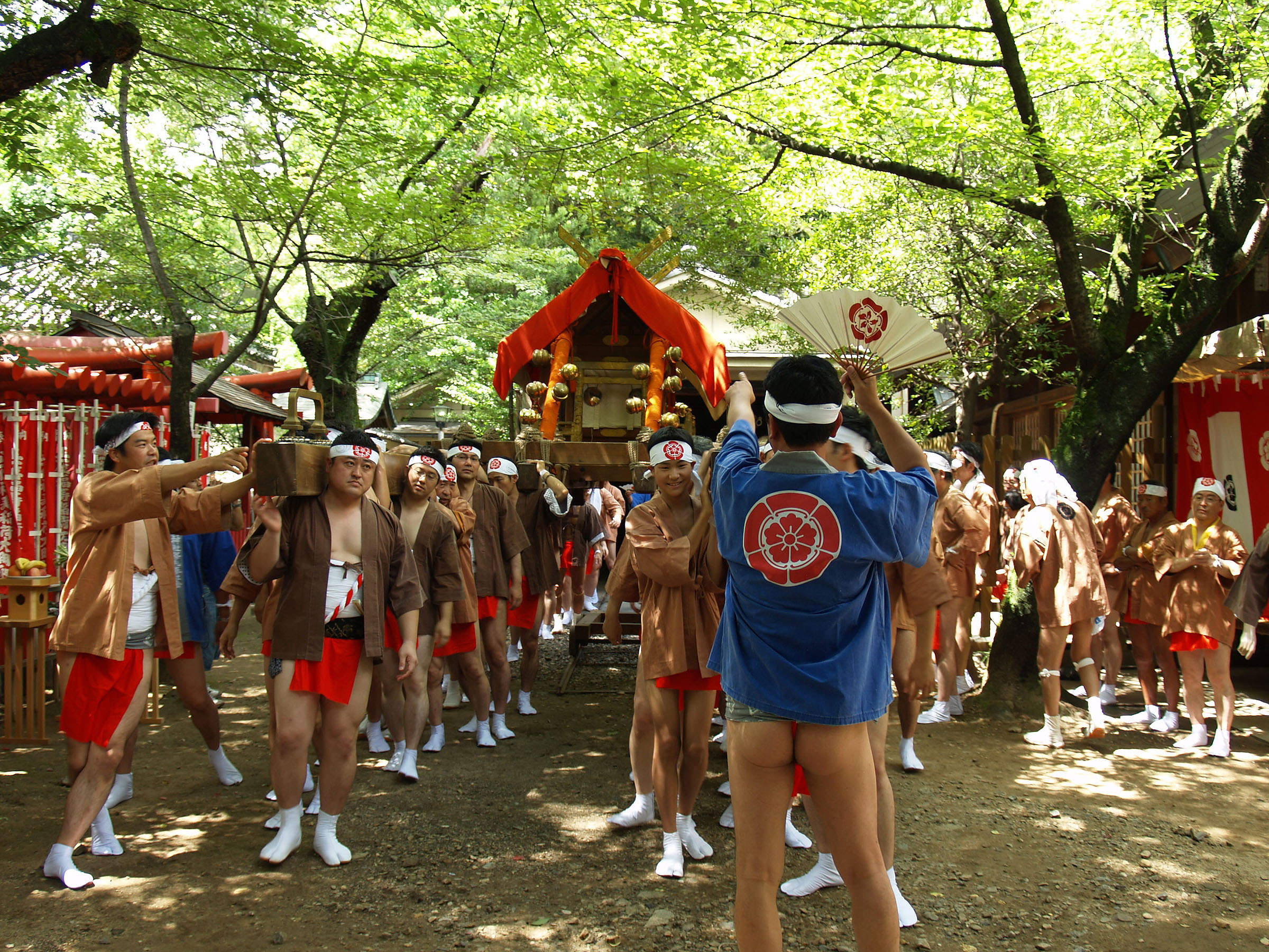 神輿の担ぎ過ぎのせいか、担ぎ方のせいか、『神輿ダコ』と呼ばれるコブが肩にできる人がいます。 おぎおんさぁの担ぎ 手ではまだ見た事はありませんが、他県の祭りの担ぎ手には結構神輿ダコができている人がいます。