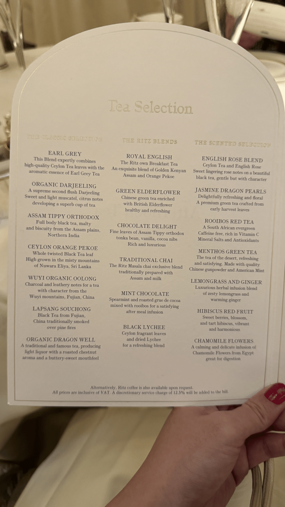 ザ・ロビーラウンジでは、11月の1カ月間、「ウィンター クラシック アフタヌーンティー」をお楽しみいただけます。季節の食材を使用し、色鮮やかに作られたセイボリーと伝統的なスウィーツの数々を12種類からお選びいただける紅茶と共にご堪能ください。🔗ご予約は