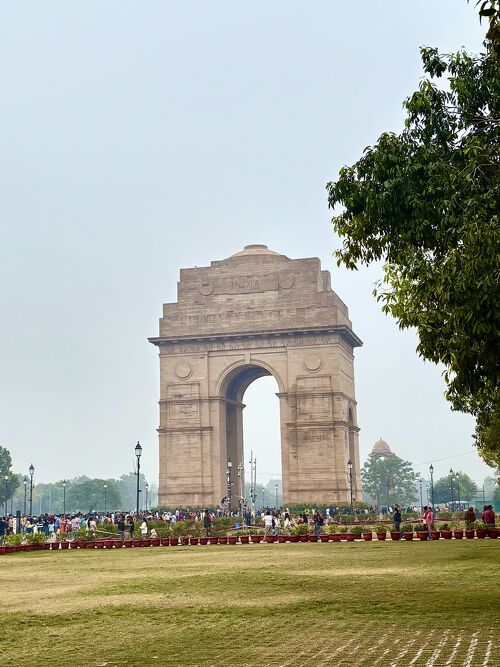 ニューデリーのコノートプレイスへ。, 首都はやっぱり街並みが違いますね。, 英国建築がダイナミックに建てられてて、さまざまなな商いが行き交ってる。,夢が叶いそうな街ですね。,