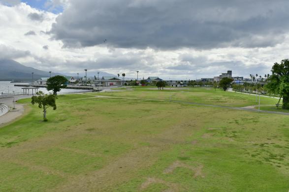 ウォーターフロントパークの噴水で水遊びをする子どもたち キャステルCASTEL ディズニー情報