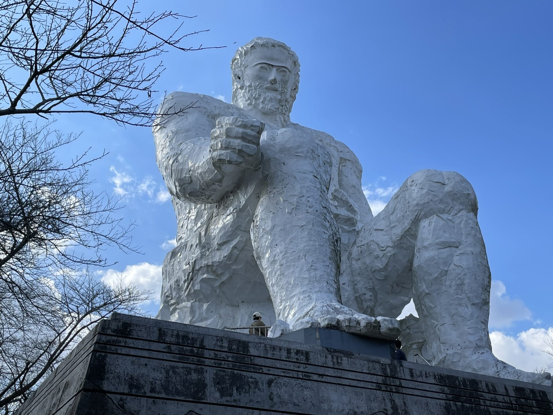 ダイダラボウ像でけぇ！水戸市の巨人伝説を具現化した巨像いたみわけ.com