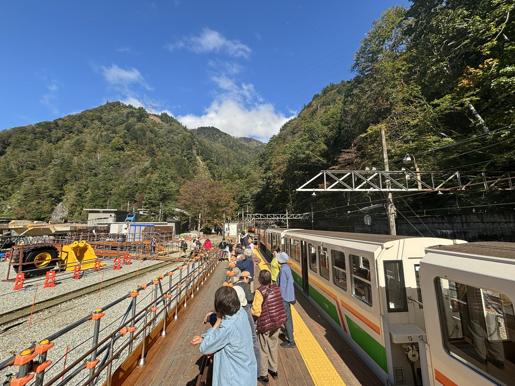 トロッコに乗って紅葉を見に行こう！黒部峡谷鉄道 「黒部峡谷トレッキング」「黒部峡谷ラーメン祭」開催黒部峡谷鉄道株式会社のプレスリリース