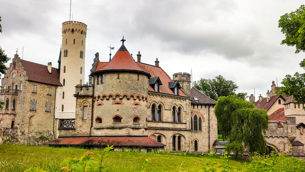 中欧37 リヒテンシュタイン城と地底湖Seegrotte「紺青の海」 鎌倉＆各地で飲み食い散歩