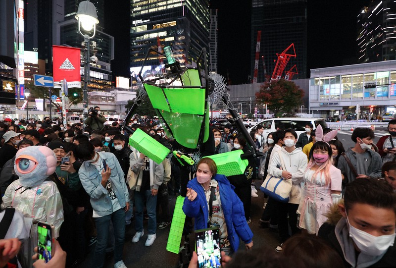 土曜の夜の人ごみに車が 渋谷スクランブル交差点「暴走事故」本誌記者が目撃した事故直後の「騒然現場」 -