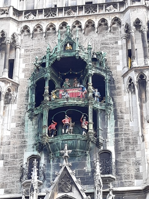 ドイツ、ミュンヘン市内中心部の旧市庁舎の干支時計塔Premium写真