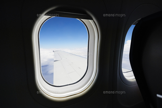 窓から飛行機の翼を眺める – フリー 無料 写真素材