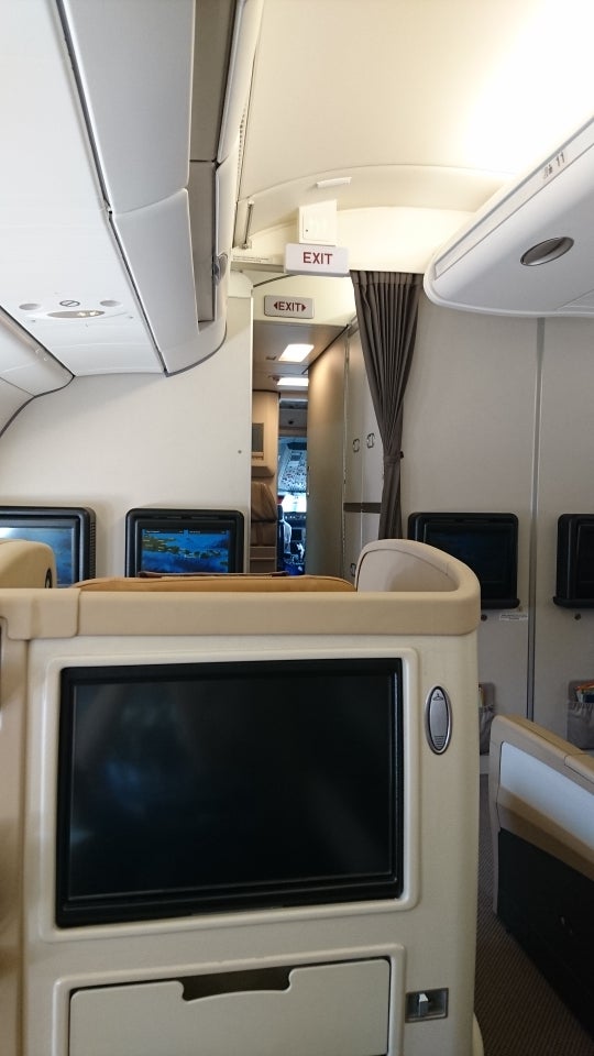 次回ご搭乗の際には、飛行機のドアにもどうぞご注目ください。実は機種により、ドアの形状がそれぞれ異なっています。こちらは成田に就航するボーイング737、777、787のドアの写真です。それぞれどの機体のドアかおわかりになりますか