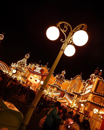 テーマパーク情報サイト CASTEL 公式アカウント🌉ファンタジースプリングスの夜景スポット🌉1番のおすすめはミッキーの像がある魔法の泉⛲️