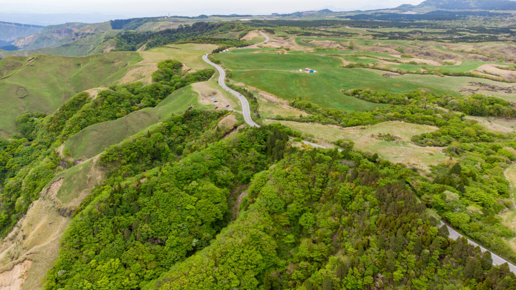 2015.10.10 Fri. 過去pic.より ラピュタの道熊本県阿蘇市正式な道路名市道狩尾幹線 阿蘇外輪山を走るミルクロードの途中にある有名スポット阿蘇のカルデラの眺めは最高にいいです