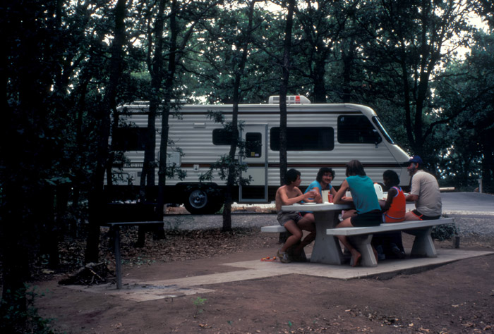 キャンピングカー」のイラスト素材・ベクター画像毎月1点無料 フリー のストックフォト