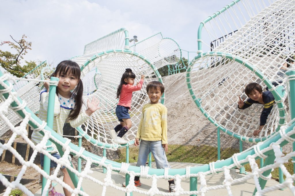 大阪府のアスレチック17選！空中コースからジップライン、公園の大型遊具までるるぶKids