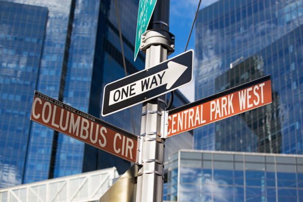 JR別府駅前で外国人観光客に道案内をするボランティア - 支え輝いた19日間 片言で観客誘導、ユニホーム完売