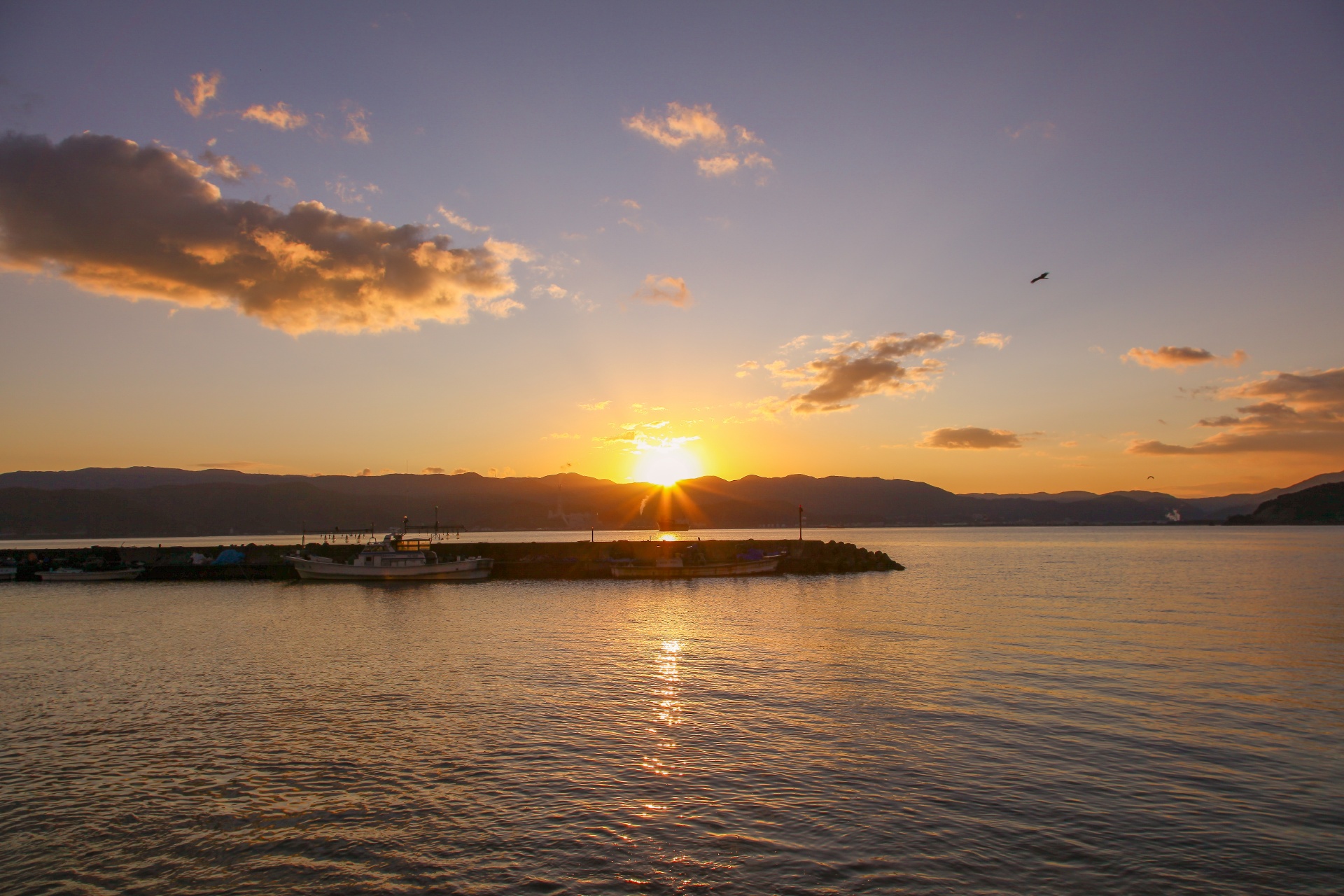 水彩風の海と朝日の背景 明るめ夕陽でも イラスト - No: