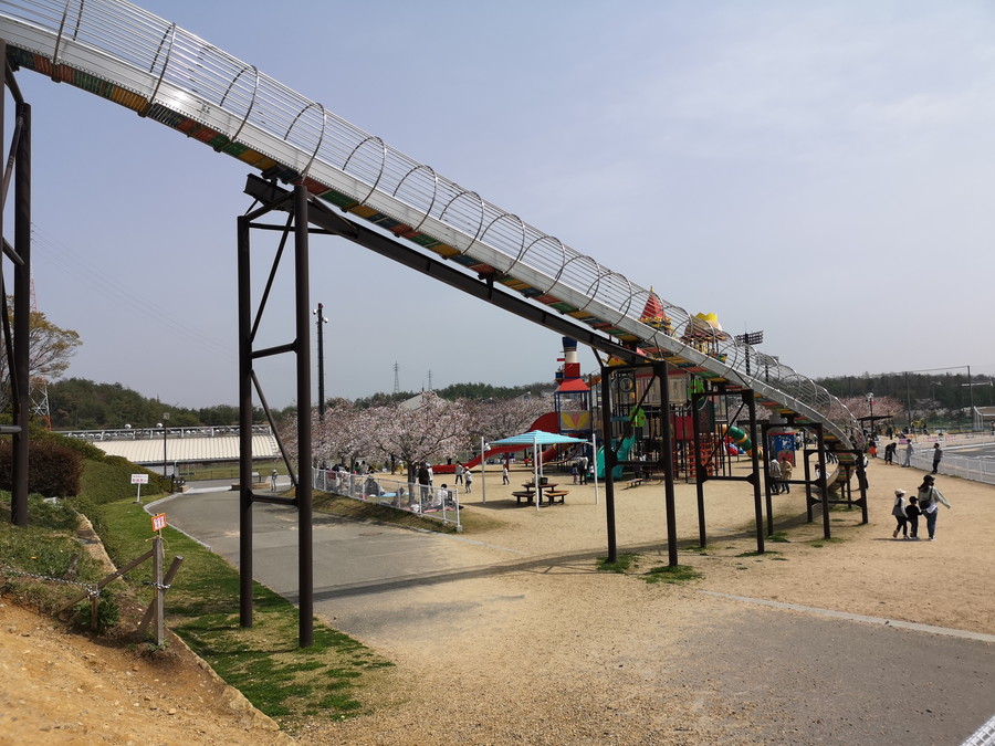 兵庫県三木市三木山総合公園・陸上競技場 サッカーグラウンド情報無料の大型遊具がある「みきっこランド」隣にある土の陸上競技場です。 –\サッカーキッズ子育て応援ブログ
