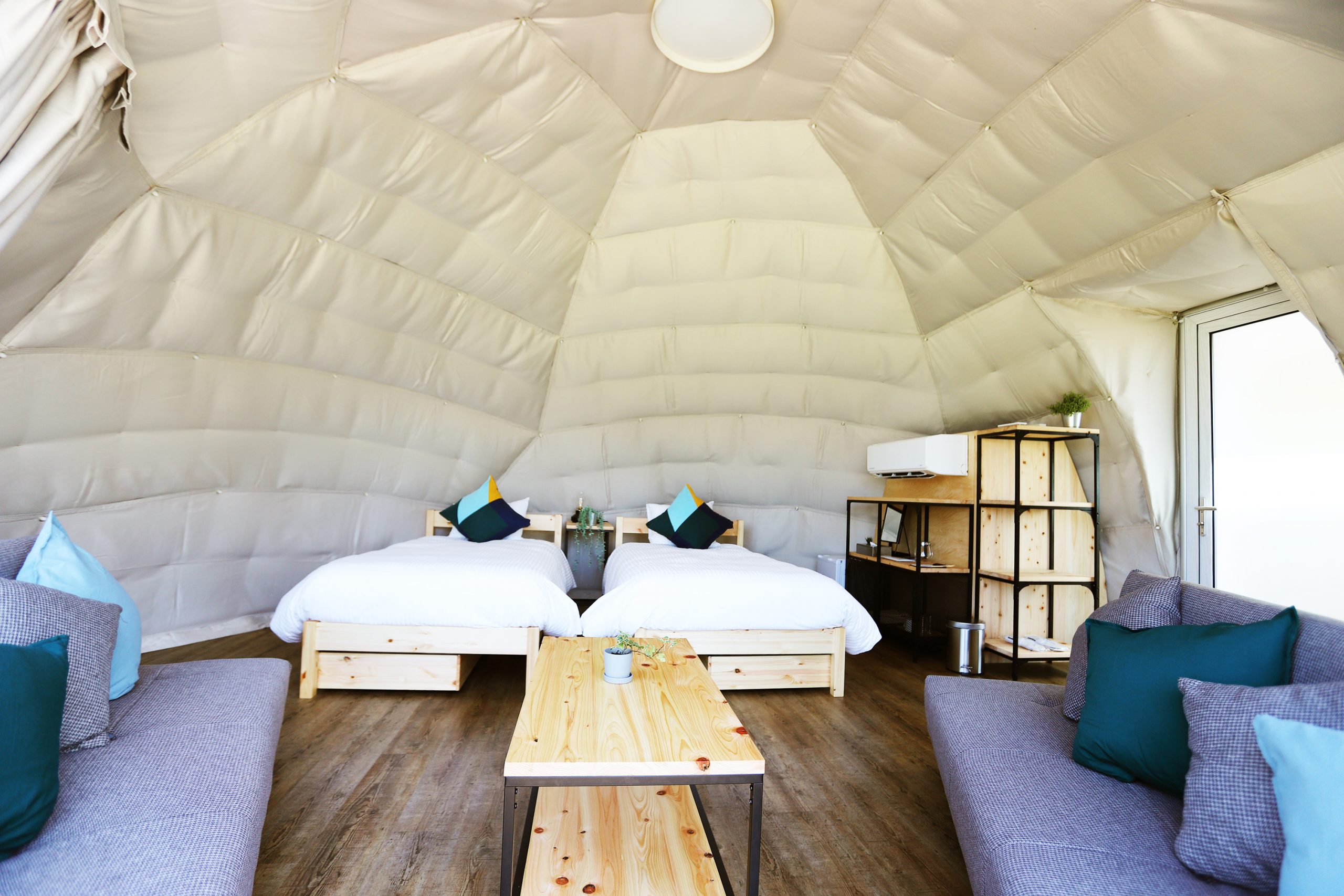 グランピング 猛暑はエアコンのあるテントで！プールもある施設3選