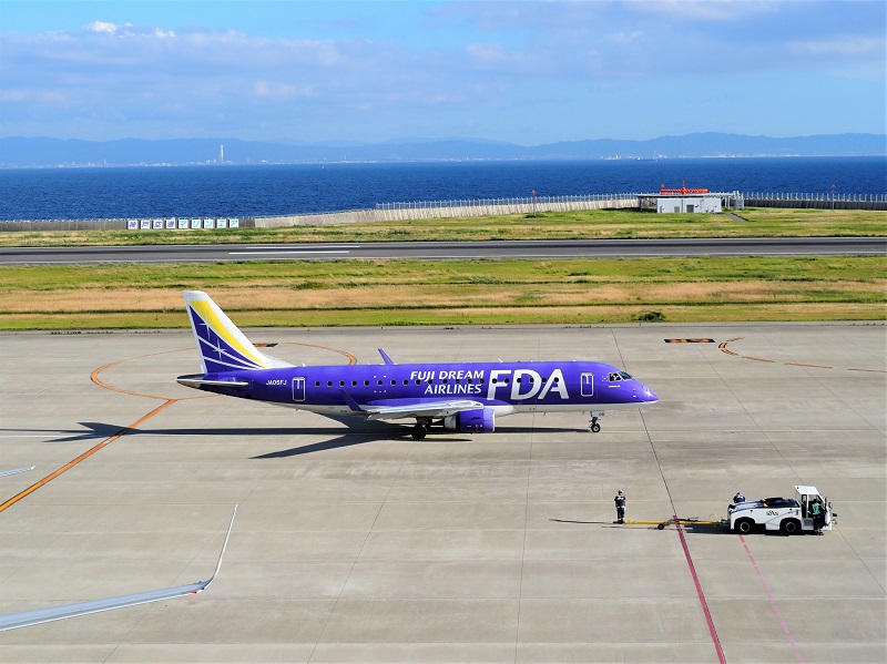 展望デッキに大きなブロッコリー!?,神戸空港 は見どころ満載！✈️, 三宮からポートライナーで約18分と、, アクセス抜群な神戸空港🛫,開放感ある展望デッキからは間近で, 飛行機が見えるだけでなく、,