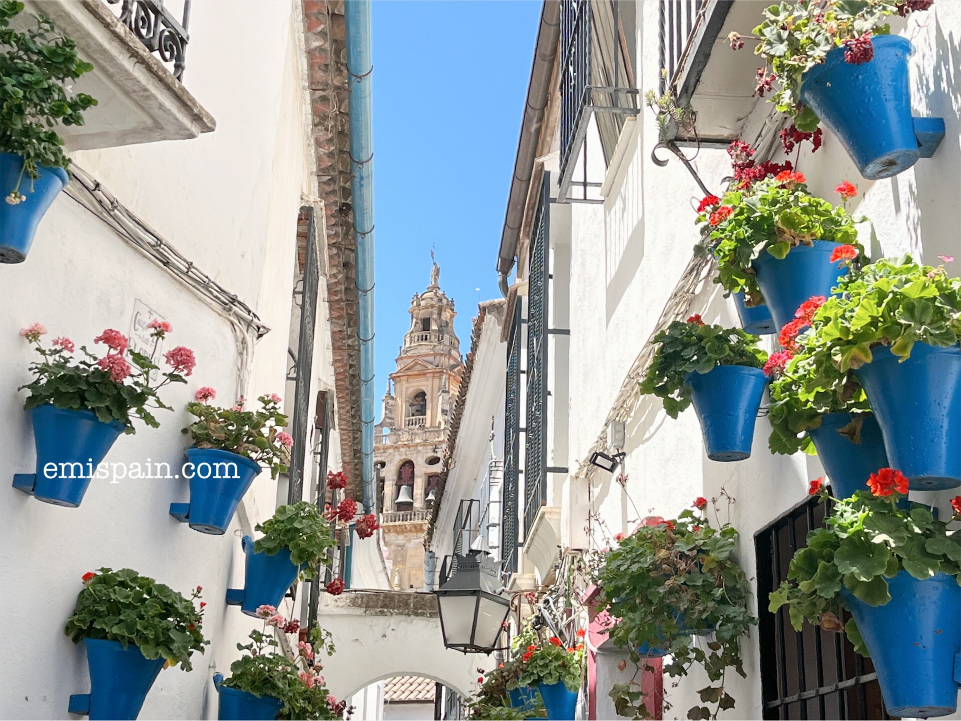 コルドバ、スペイン、2016年1月8日：人々はスペインの都市コルドバのユダヤ人地区の白塗りの通りを散歩していますの写真素材・画像素材 Image168122157