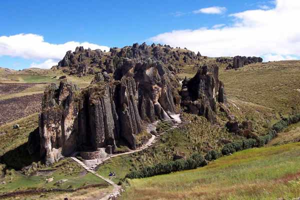 トルヒーヨの歴史的中心部：永遠の歴史と芸術