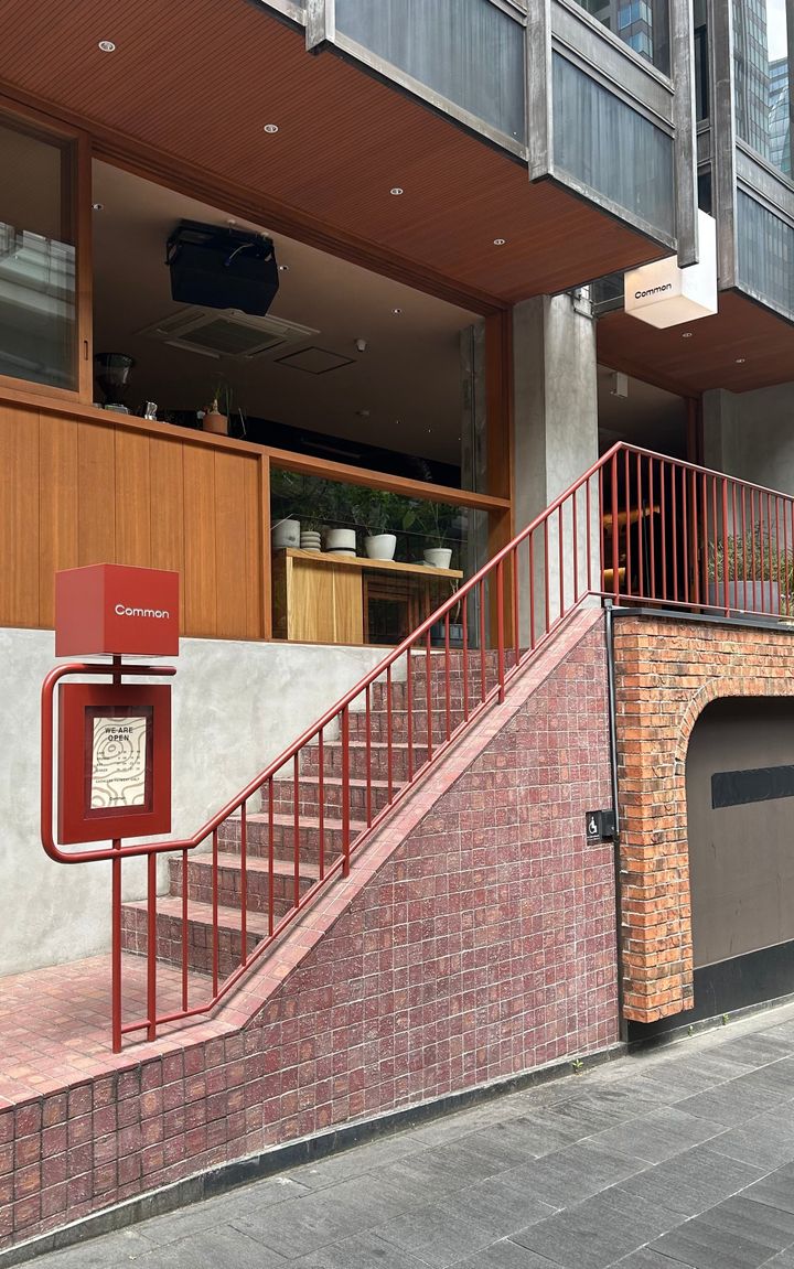 都会のオアシスカフェ☕️🌱 全席ゆったりのソファー席🤍 〜inception〜はじまり🤍🌱☕️💭 @inception_osak06