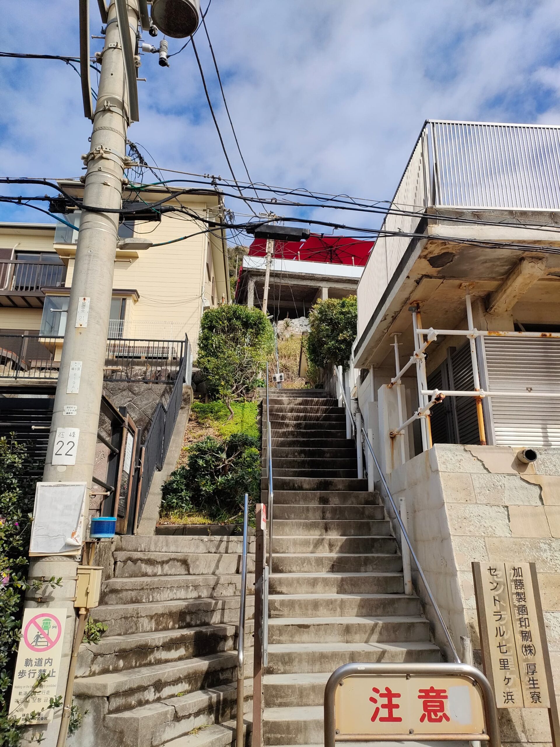七里ヶ浜の踏切」 早朝の七里ヶ浜を走る江ノ電。 旧型はやはり趣がある。