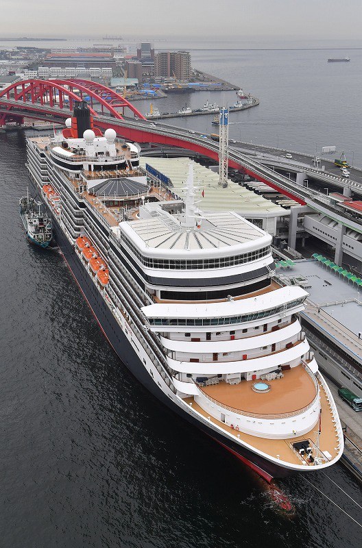 ４００発の祝い花火 クイーン・エリザベス出港おでかけトピック兵庫おでかけプラス神戸新聞NEXT