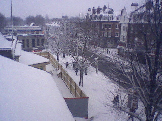 イギリスのロンドンで吹雪が降った後の雪の段々になった家と凍った車のある通りの冬の街並み、コピースペース付きのストックフォト画像の写真素材・画像素材Image 158367806