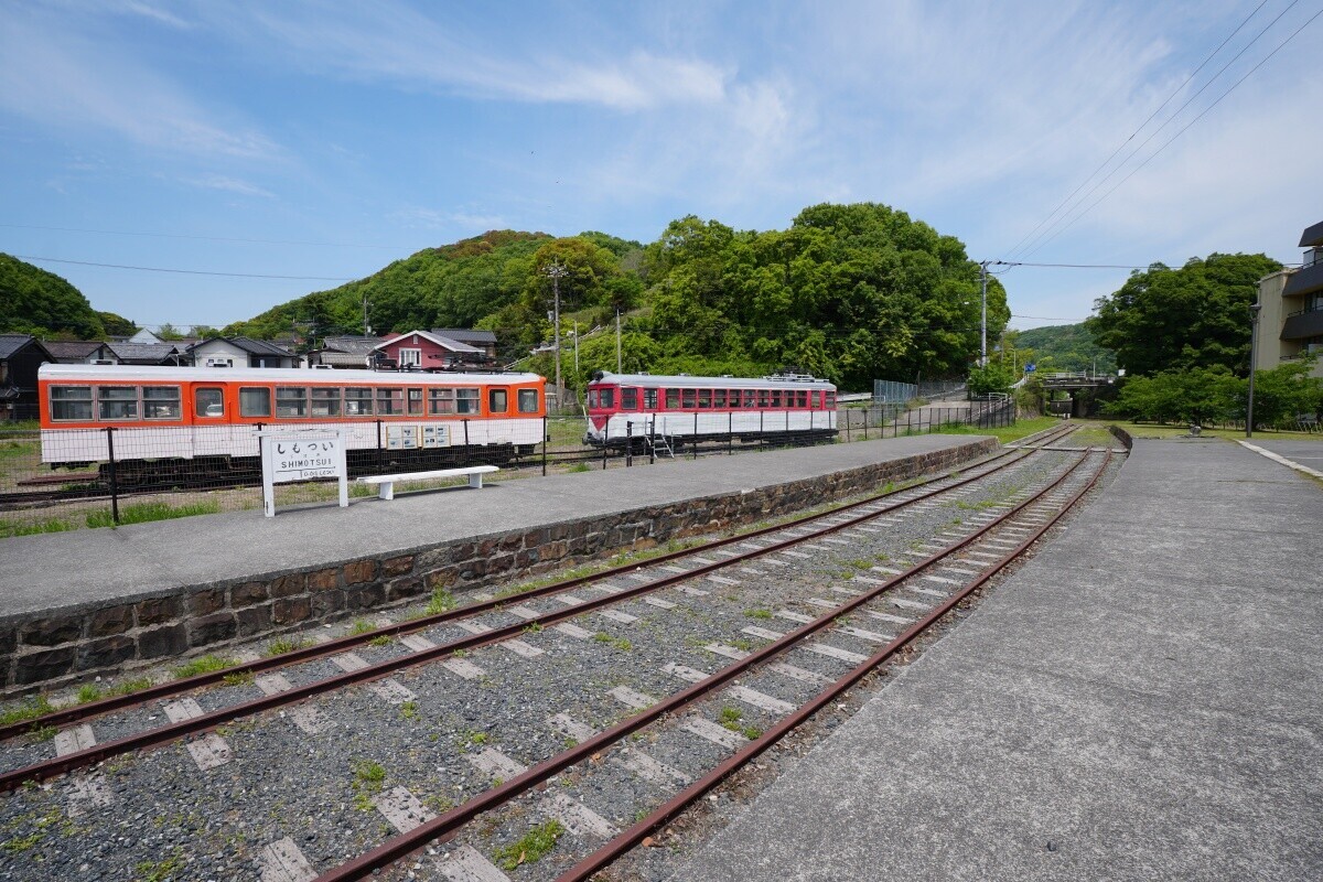 倉敷市児島で下津井電鉄の廃線跡、風の道に保存されてる旧下津井駅と旧車両の写真素材112866374- PIXTA