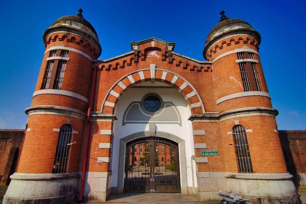 星のや奈良監護。開業を心待ちにしています。 夕陽に燃えるゲート 2026年春開業予定の「星のや奈良監護」