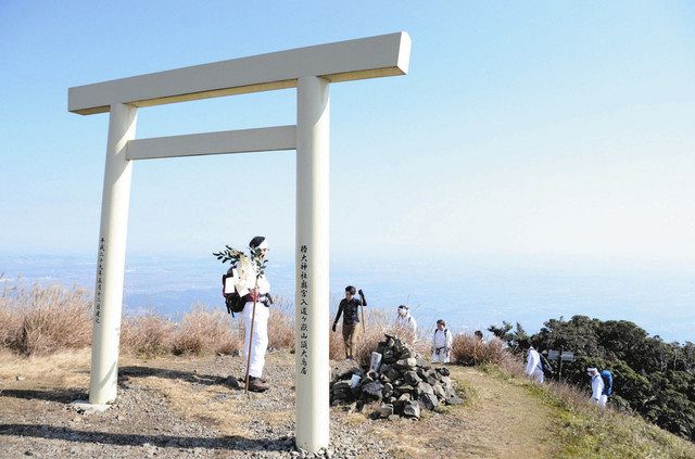 入道ヶ岳 北尾根～井戸谷 椿大神社からアセビ満開の頂へ