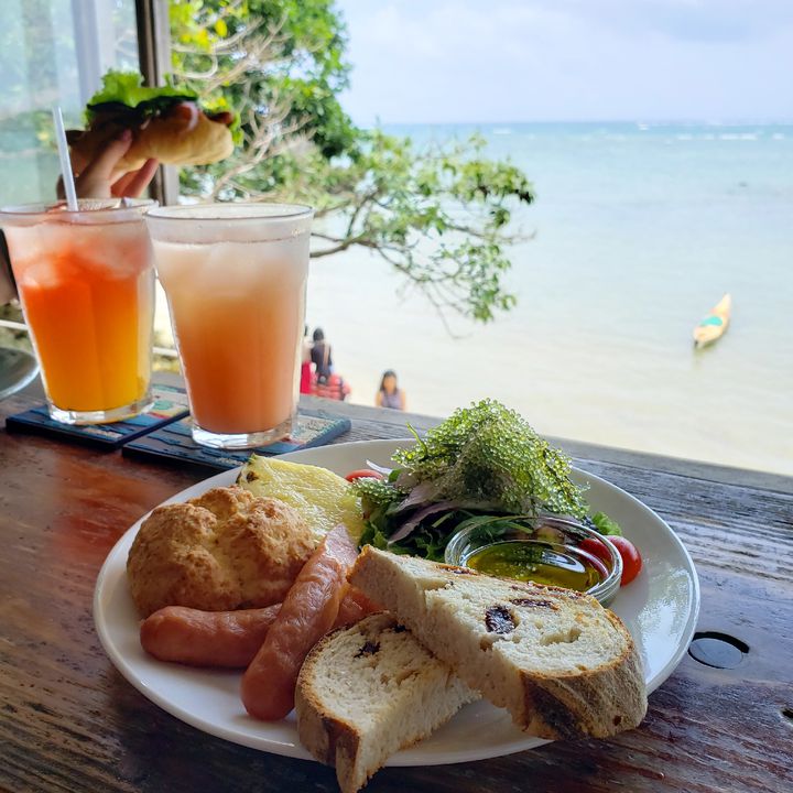 北谷町ザ・カリフキッチンは海が見える絶景カフェ！ランチやスイーツもありで女子会にも◎子連れにも！ - おきなわめぐり