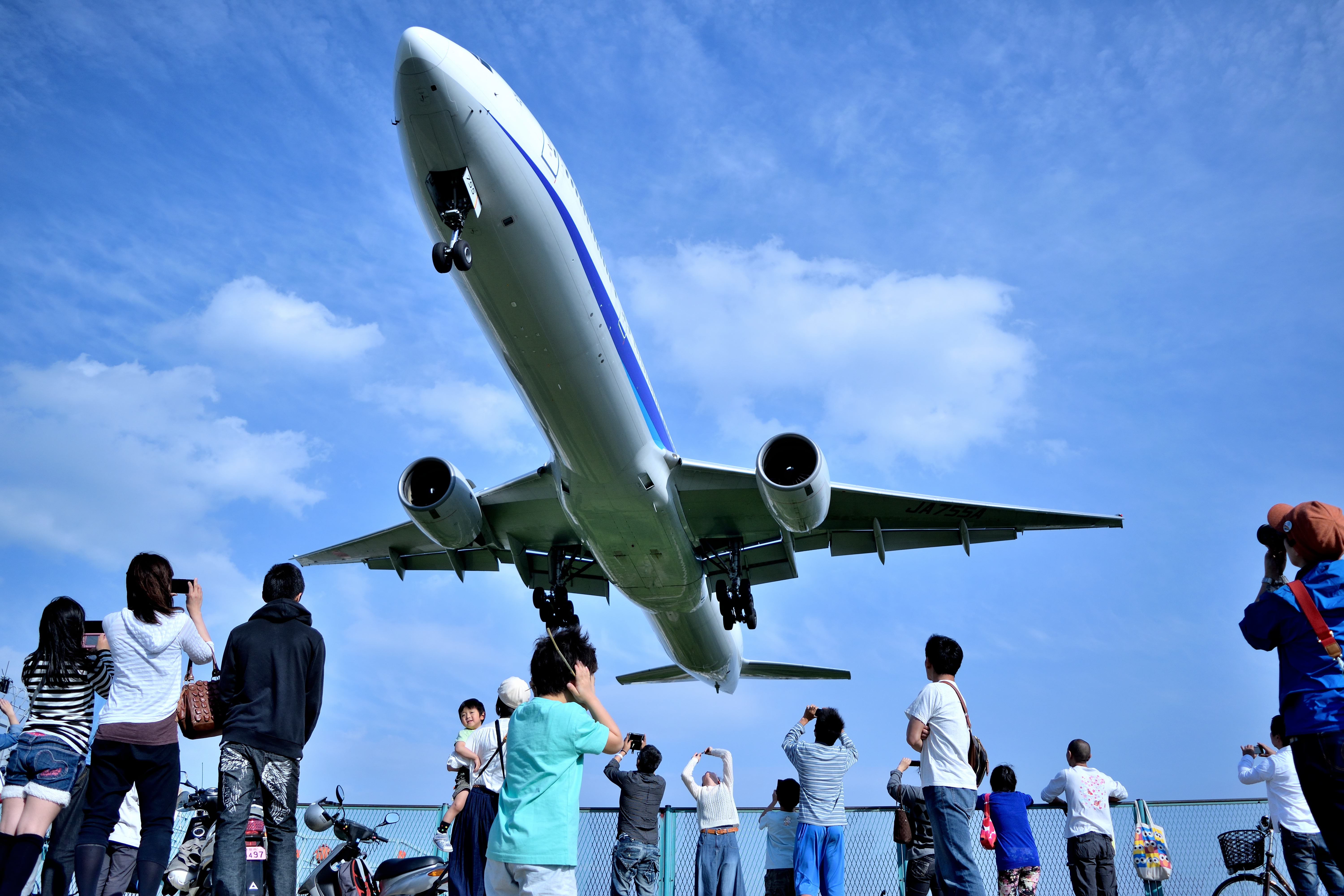 千里川河川敷 土手 ～大迫力の飛行機の離着陸