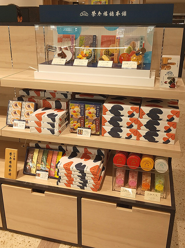 こんにちは😃佐野SA下り線です！ 新商品のご案内です。 栃木県のタウン情報雑誌「もんみや」と、 地元の人気ショップのコラボバッグ！