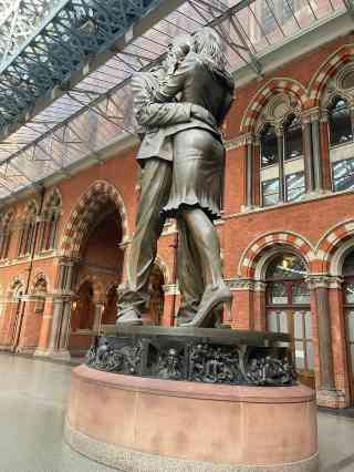 ロンドンでハリーポッターロケ地巡り！キングスクロス駅プラットフォーム 9 3