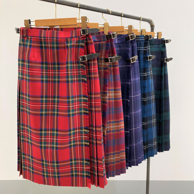 スコットランドの伝統衣装キルト 男性の正装用で日本で言う紋付袴てきなコスチュームです ケルト紋様エングレービングが神秘的な1920年代頃のスポーランキルトピン代わりにはケルトジュエリーブランド、MIRACLEのブローチ ベストの代わりにカマーバンドで遊び心を