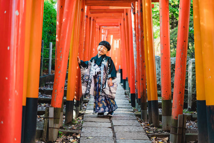 豊洲ぐるり公園の遊歩道と晴海方面のビル群 11019038946 の写真・イラスト素材アマナイメージズ