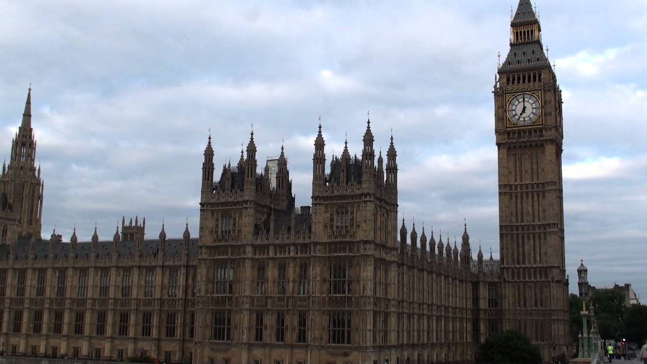 ロンドン、英国の晴れた早朝にビッグベン時計塔。人気のロンドンのランドマーク、ビッグベンとして知られる時計塔の眺めは、時間が青く曇った空に対して設定として3pmを示しています。」の動画素材 ロイヤリティフリー 1104411137Shutterstock