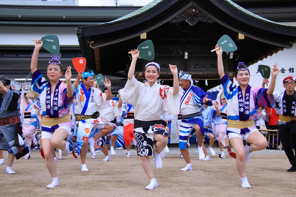 大阪の夏祭り「天神祭」を盛り上げる「ギャルみこし」開催 大阪写真特集1 14毎日新聞